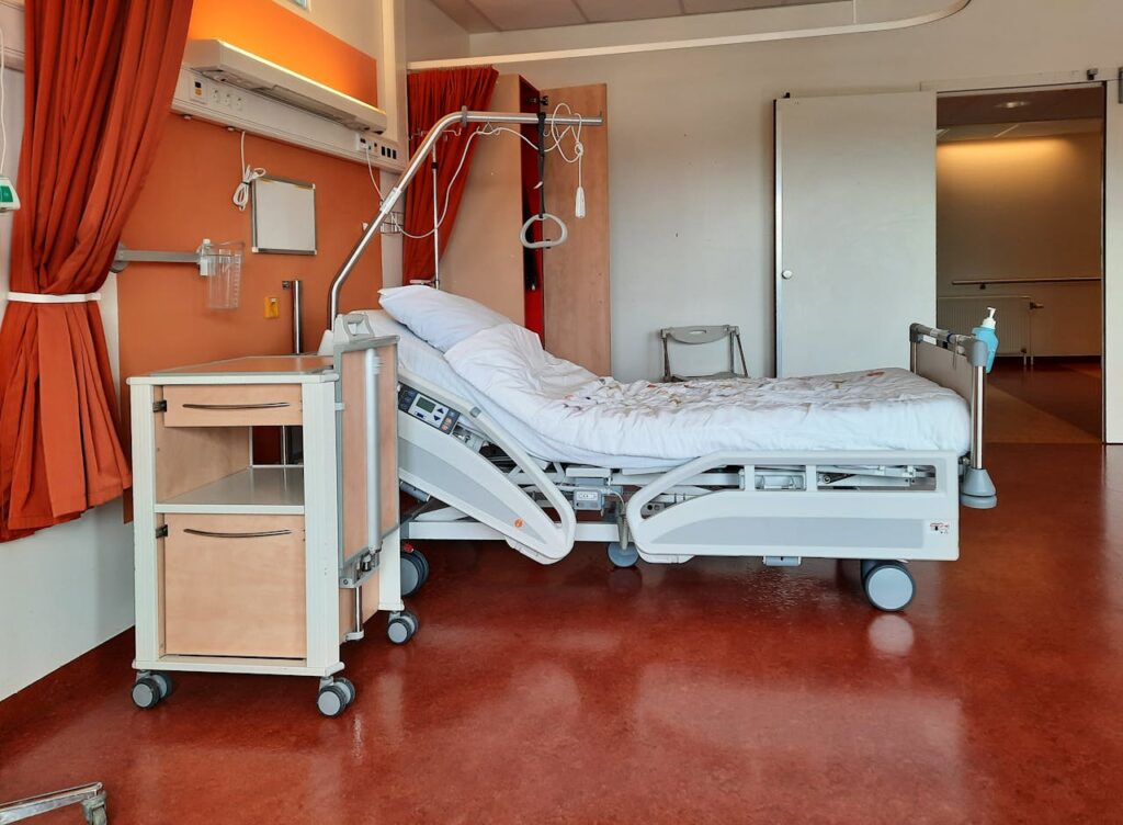 Zničená platnička: Žena musela byť 405 dní na PN. Keď zaplatila 5 600 eur, termín na operáciu dostala hneď