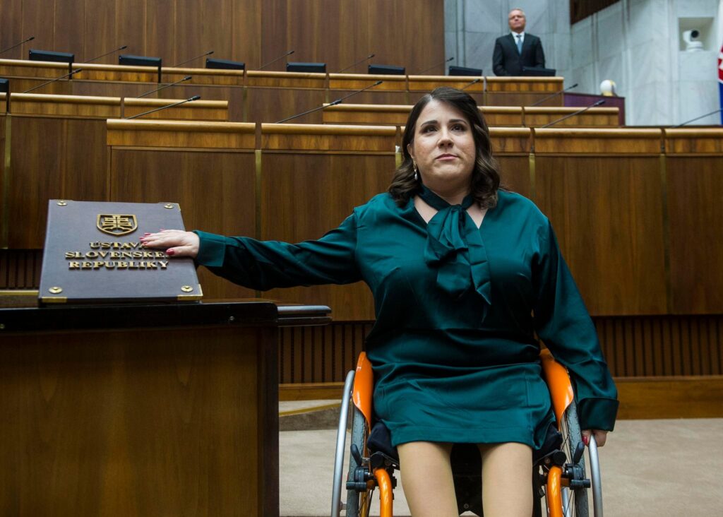 Keď neziskový sektor supluje štát: O sociálnej politike s jedinou poslankyňou na vozíčku