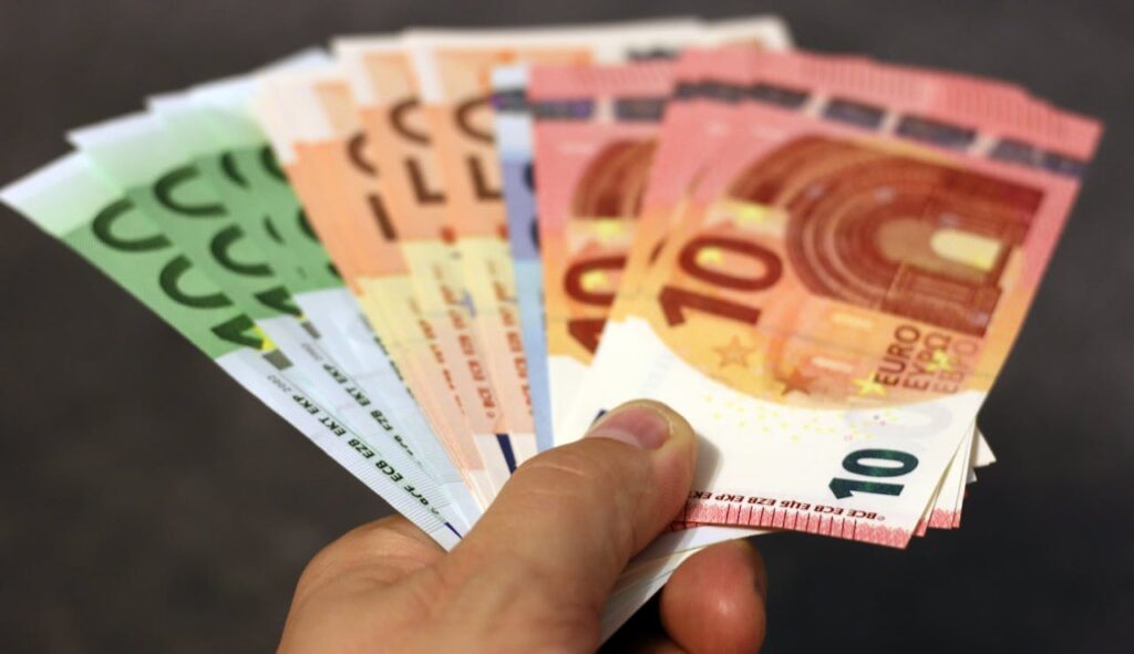 Finančná záťaž domácností rastie. Zásah príde z dopravy, zdravia aj zábavy, inflácia sa drží na štyroch percentách