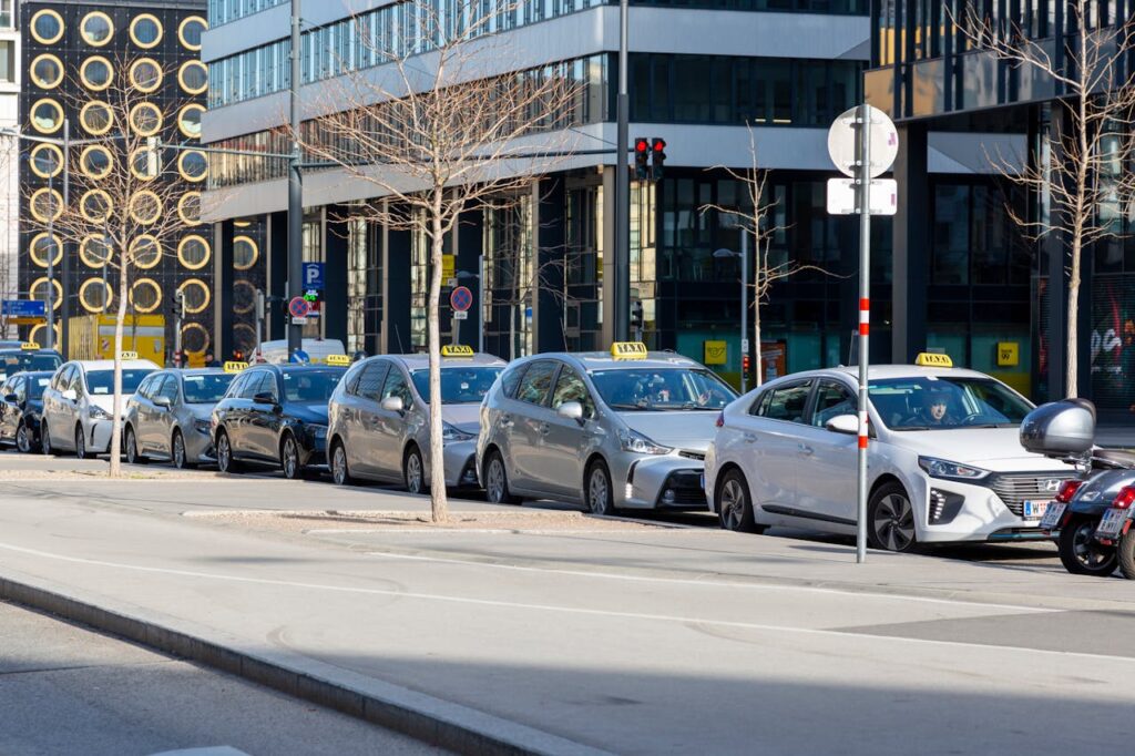 Cesta za lekárom s prekážkami: Sprevádzanie ľudí s postihnutím a realita taxislužieb
