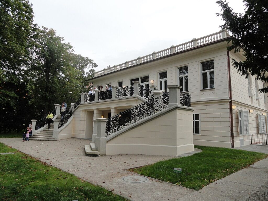 Klimtova vila ožíva: Príbeh o umení, histórii a rúškach, ktoré dobyli svet