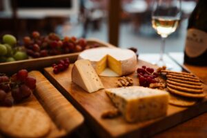 Lídrom rakúskych stolov sa stalo raclette. Až 24 % domácností trávi 24. december prípravou syra na malých panvičkách