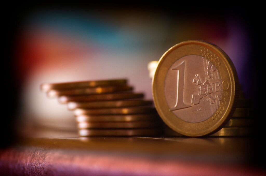 Rakúska vláda „seká“ DPH na potraviny: Prázdnejšie štátne kasy zaplatia čínske e shopy a plastová daň