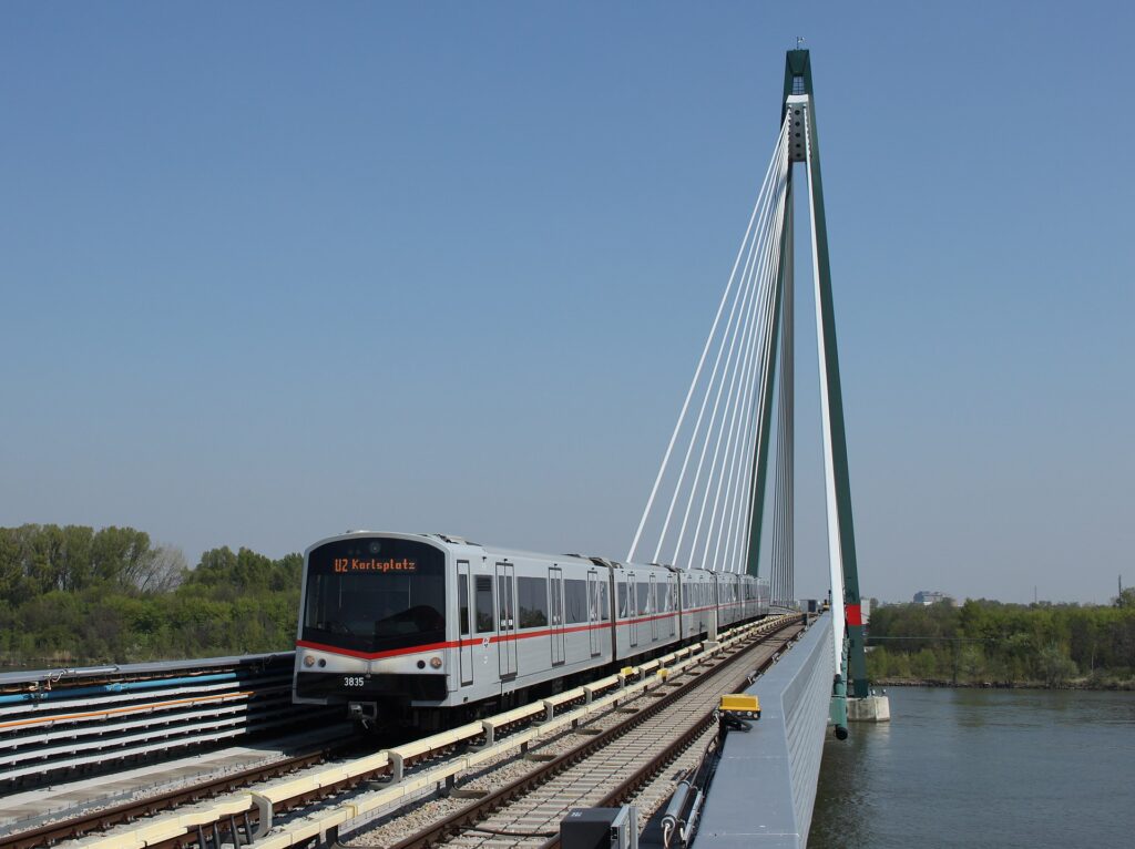 U2: Ako sa z podceňovanej „dvojky“ stal kľúč k modernej metropole