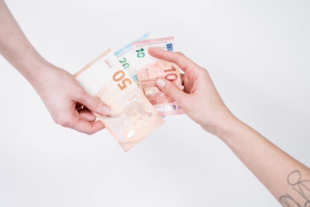 Tatra banka vyhlasuje vojnu hotovosti: Od apríla si za osobný kontakt priplatíte