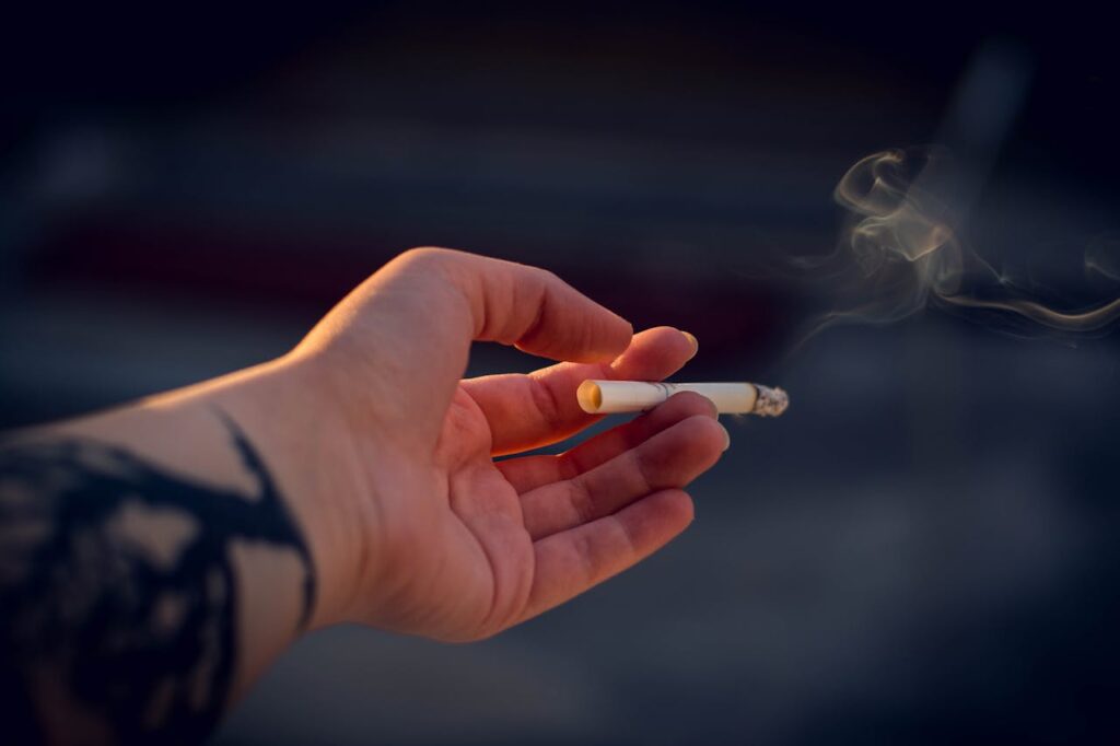 Cigarety sú na ústupe, no závislosť mladých rastie vďaka „voňavému“ dymu