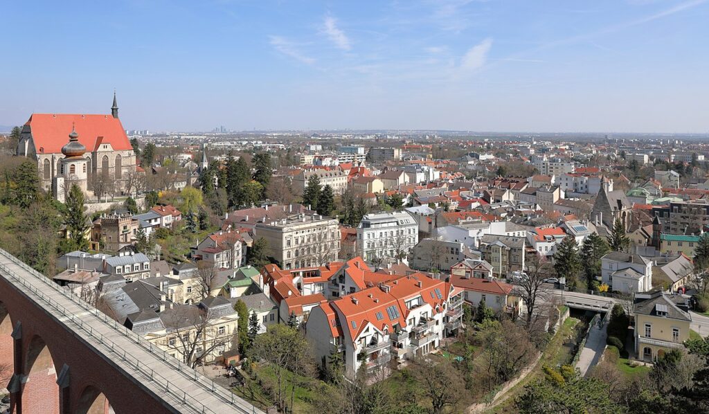 Mnohí ho vnímajú len ako predĺženú ruku viedenskej aglomerácie, no Mödling je v skutočnosti autonómnym vesmírom s hlbokou historickou stopou. Od románskych hradieb cez revolučnú električku až po súčasný politický prevrat.