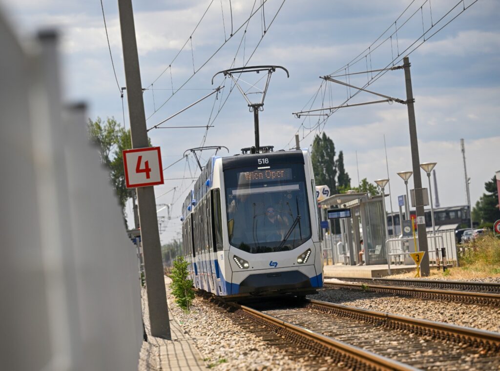 Badner Bahn: Cestujúci sa musia pripraviť na tri vlny výluk