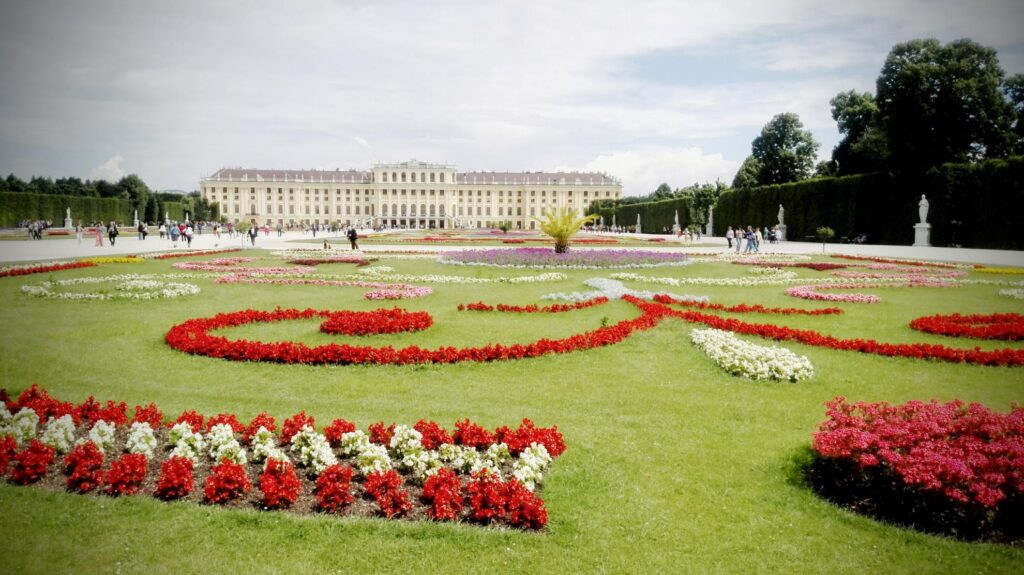 Jar v tieni paláca: Schönbrunn víta Veľkú noc gigantickým kvetinovým vajcom