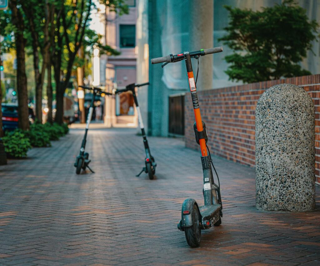 Reforma mikromobility: Rakúsko sprísňuje pravidlá pre e kolobežky a kuriérov