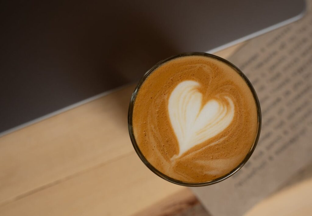 Od cisárskeho rituálu po ľadové Cold Brew: Ako generácie zmenili kávovú Viedeň