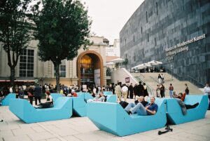 Zápas o mestskú obývačku: Ako viedenské stajne prežili odpor svetových architektov a stali sa srdcom mesta