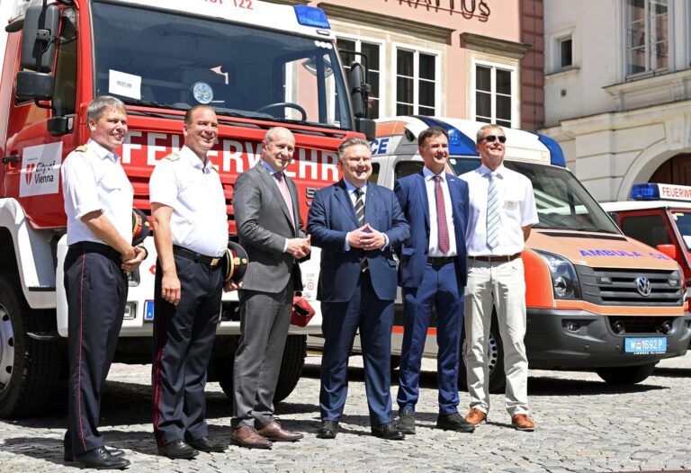 Viedeň poslala na frontovú líniu na Ukrajinu hasičskú techniku a sanitky
