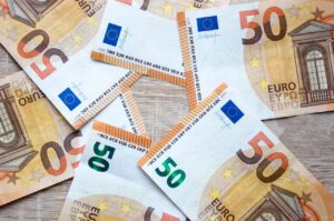 Slovensko: Príspevok na opatrovanie stúpne na úroveň minimálnej mzdy