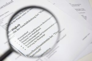 Začarovaný kruh rakúskeho trhu práce: Keď algoritmy a nedostatok praxe zatvárajú dvere