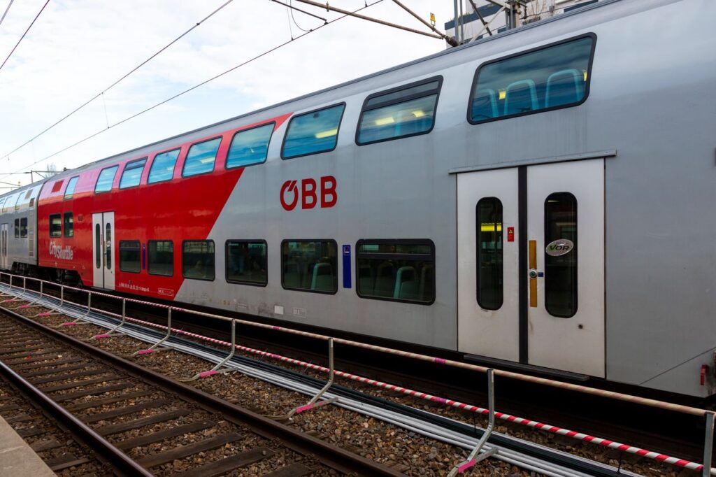 Https://www.pexels.com/de de/foto/moderner osterreichischer obb doppelstockzug am bahnhof 33983930/