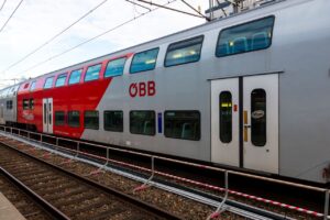 Https://www.pexels.com/de de/foto/moderner osterreichischer obb doppelstockzug am bahnhof 33983930/