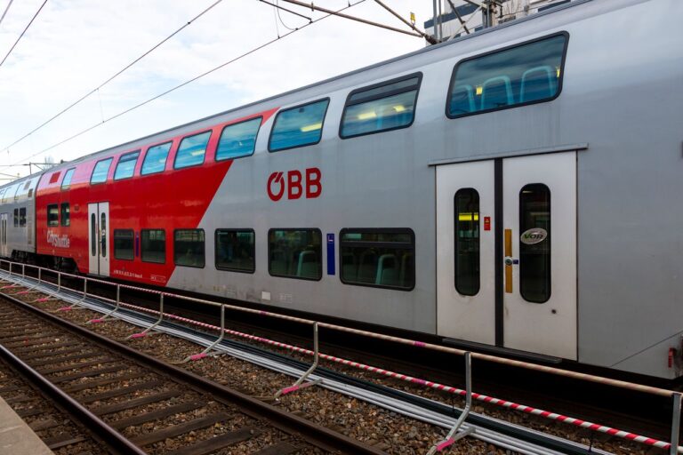 Https://www.pexels.com/de de/foto/moderner osterreichischer obb doppelstockzug am bahnhof 33983930/