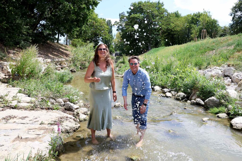 Liesingbach sa mení na divokú rieku s plávajúcimi záhradami