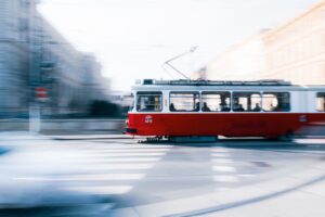 Viedeň vyhlasuje vojnu zbytočným zápcham: Električky dostanú absolútnu zelenú, jedna zo slávnych zastávok na Ringu končí