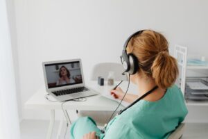 Lekár na dovolenke a vy potrebujete PN ku či lieky? Vyskúšala som telemedicínu cez linku