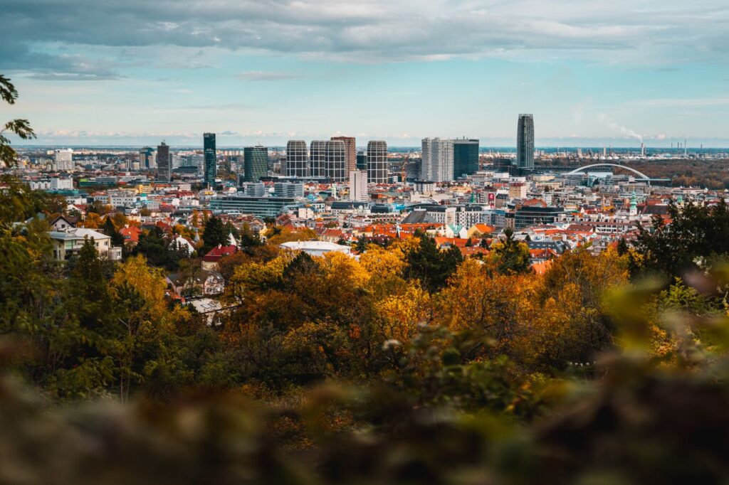 Slovensko na rázcestí: Regióny prichádzajú o mladých, kým Bratislava a satelity praskajú vo švíkoch