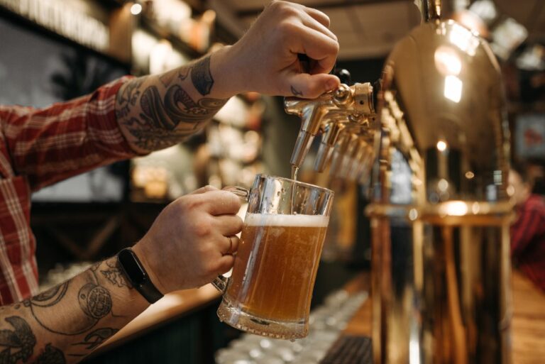 Dráma vo viedenskom bare: Ako alkohol odhalil nebezpečné tajomstvá života na čierno