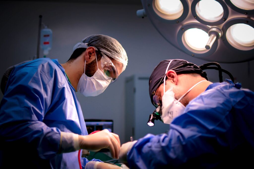 Bolesť za päťtisíc eur. Príbeh ženy, ktorej rakúsky systém ponúkol vyše roka čakania na operáciu platničky